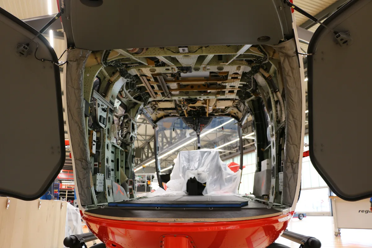 Blick von den offenen Hecktüren Richtung Cockpit in den völlig ausgeräumten Heli …&nbsp;&nbsp;&nbsp; 